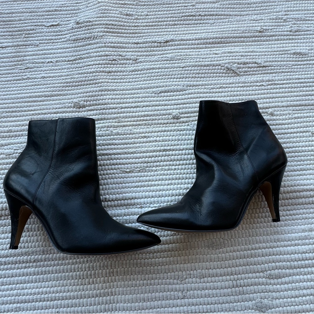 Vince Camuto Nandi black leather booties size 10